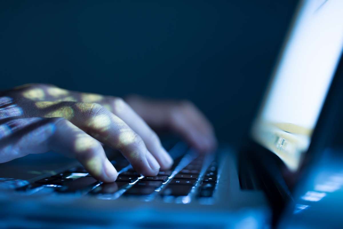 Mails frauduleux - Mains sur clavier ordinateur portable