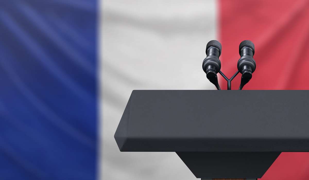 La fraude au président - micro et podium sur fond de drapeau Français
